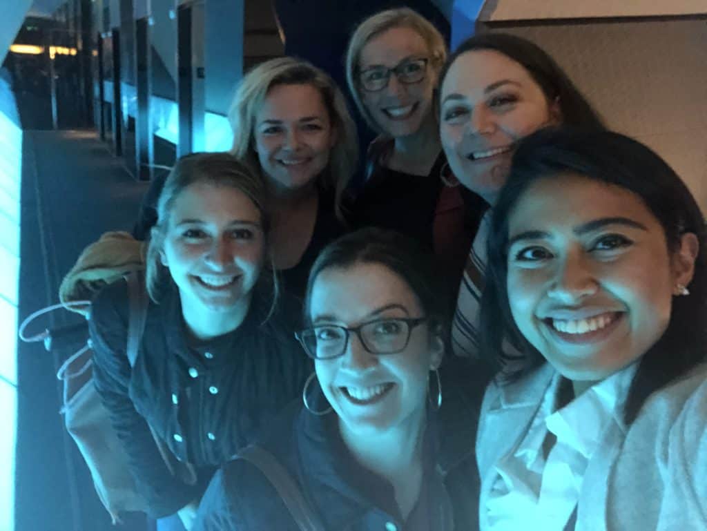6 girls taking a selfie in a restaurant. 