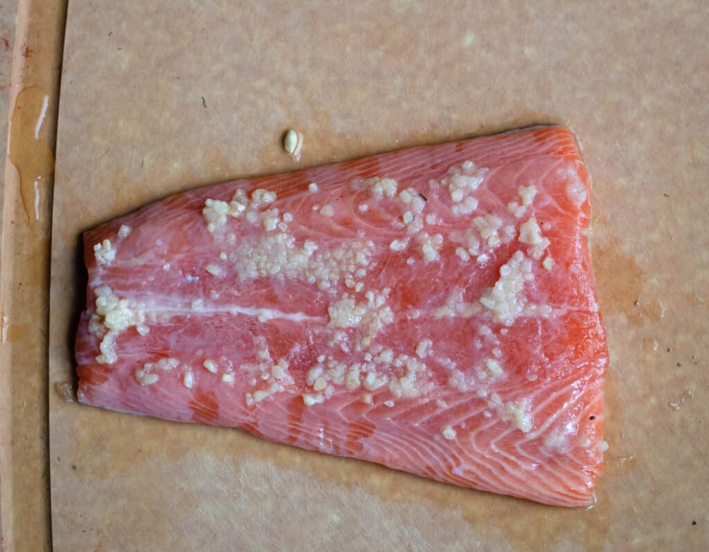 raw salmon with garlic 