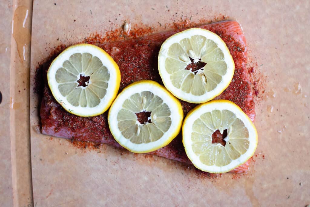 Raw salmon with lemon slices