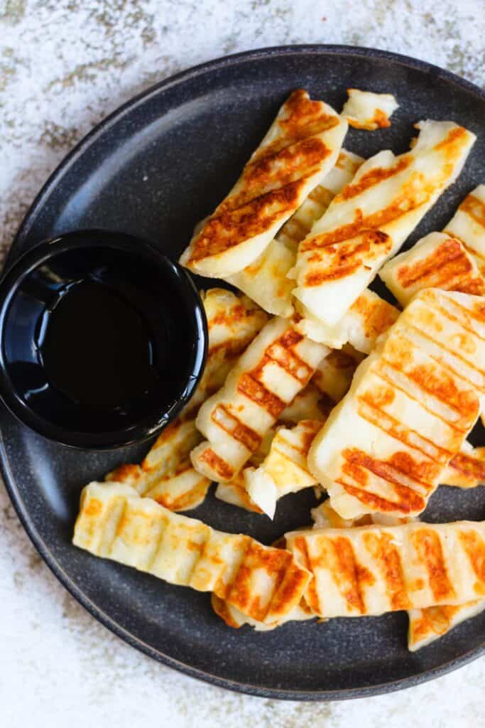 Grilled halloumi with honey 