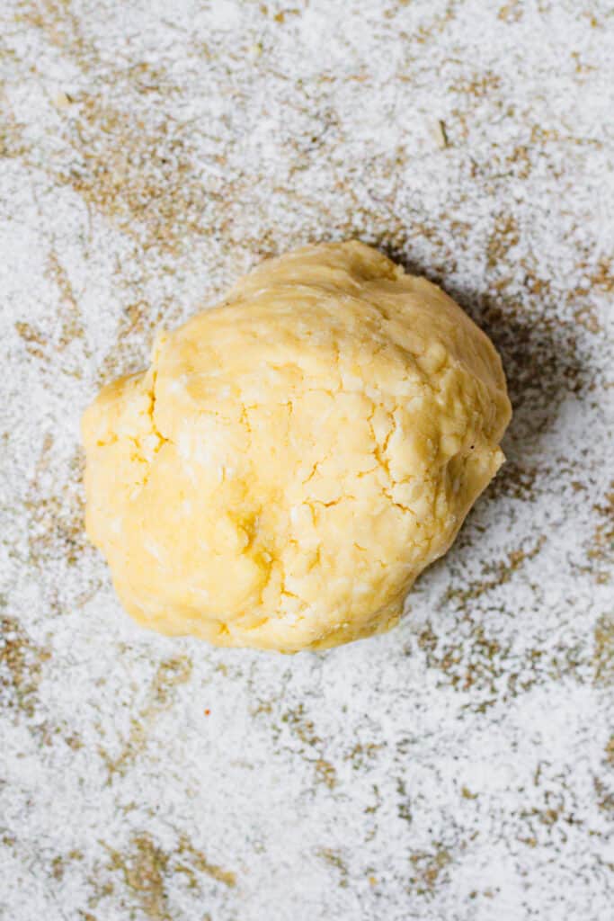 Ball of dough for quiche crust 
