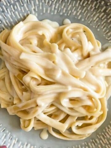 A plate of creamy fettuccine alfredo noodles.