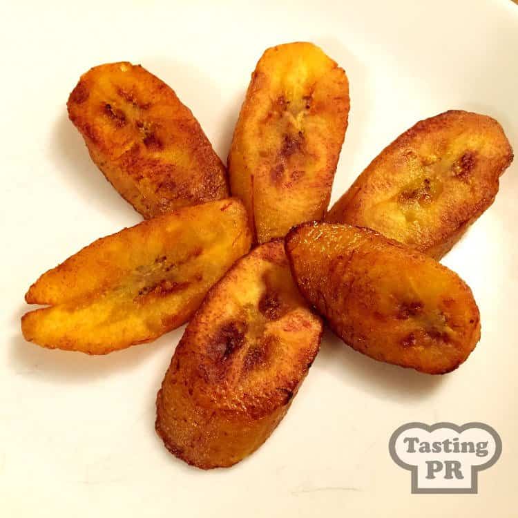 Amarillos (Fried Sweet Plantains) in a circle on a plate.
