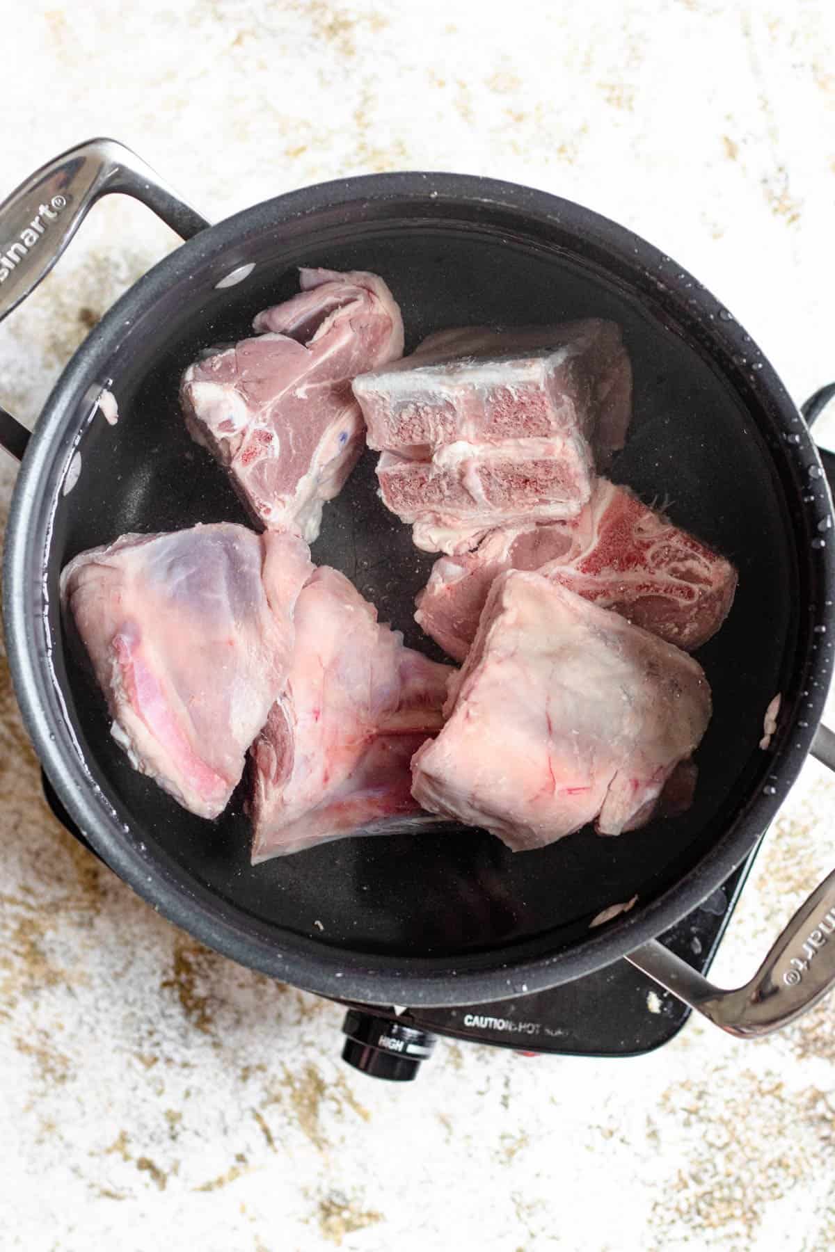 Cleaned lamb in a saucepan. 