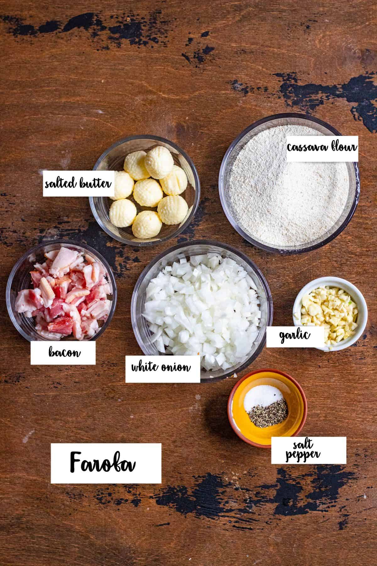 Ingredients shown are used to prepare farofa. 