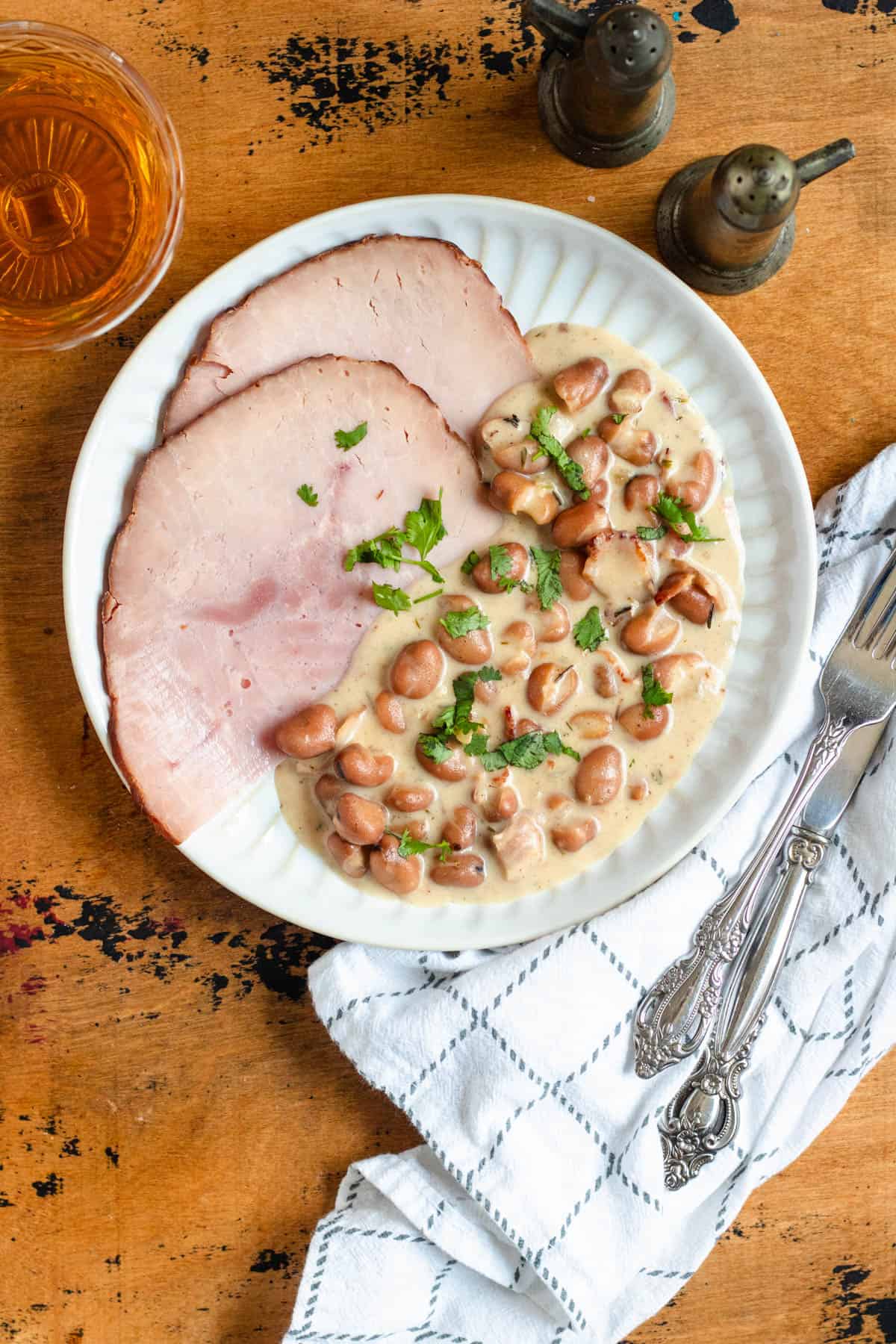 A plate of warm Judd mat Gaardebounen ready to be served.